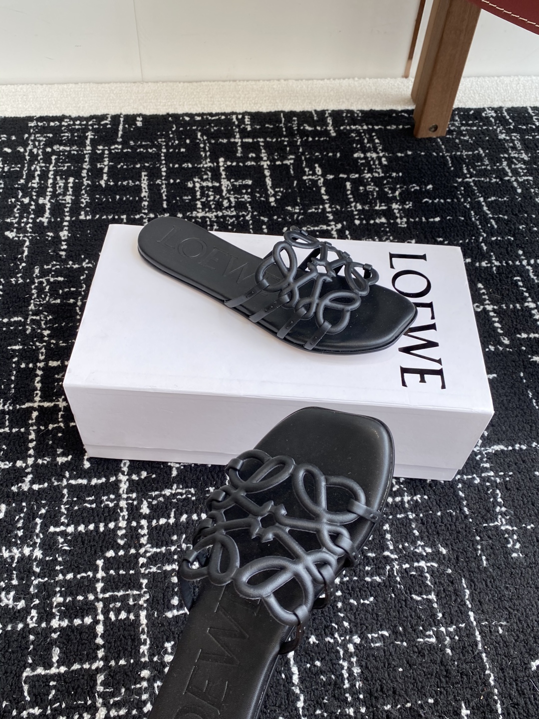 代购级
LOEWE 罗意威 25ss 春夏新品 拖鞋 疯狂种草简约设计感觉更干净优雅

让你念念不忘 颜
