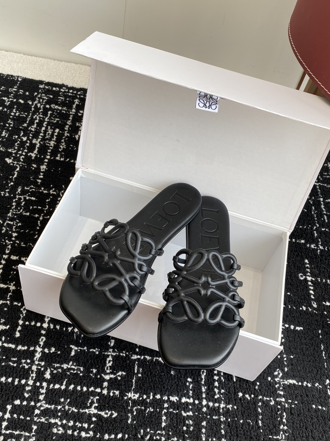 代购级
LOEWE 罗意威 25ss 春夏新品 拖鞋 疯狂种草简约设计感觉更干净优雅

让你念念不忘 颜