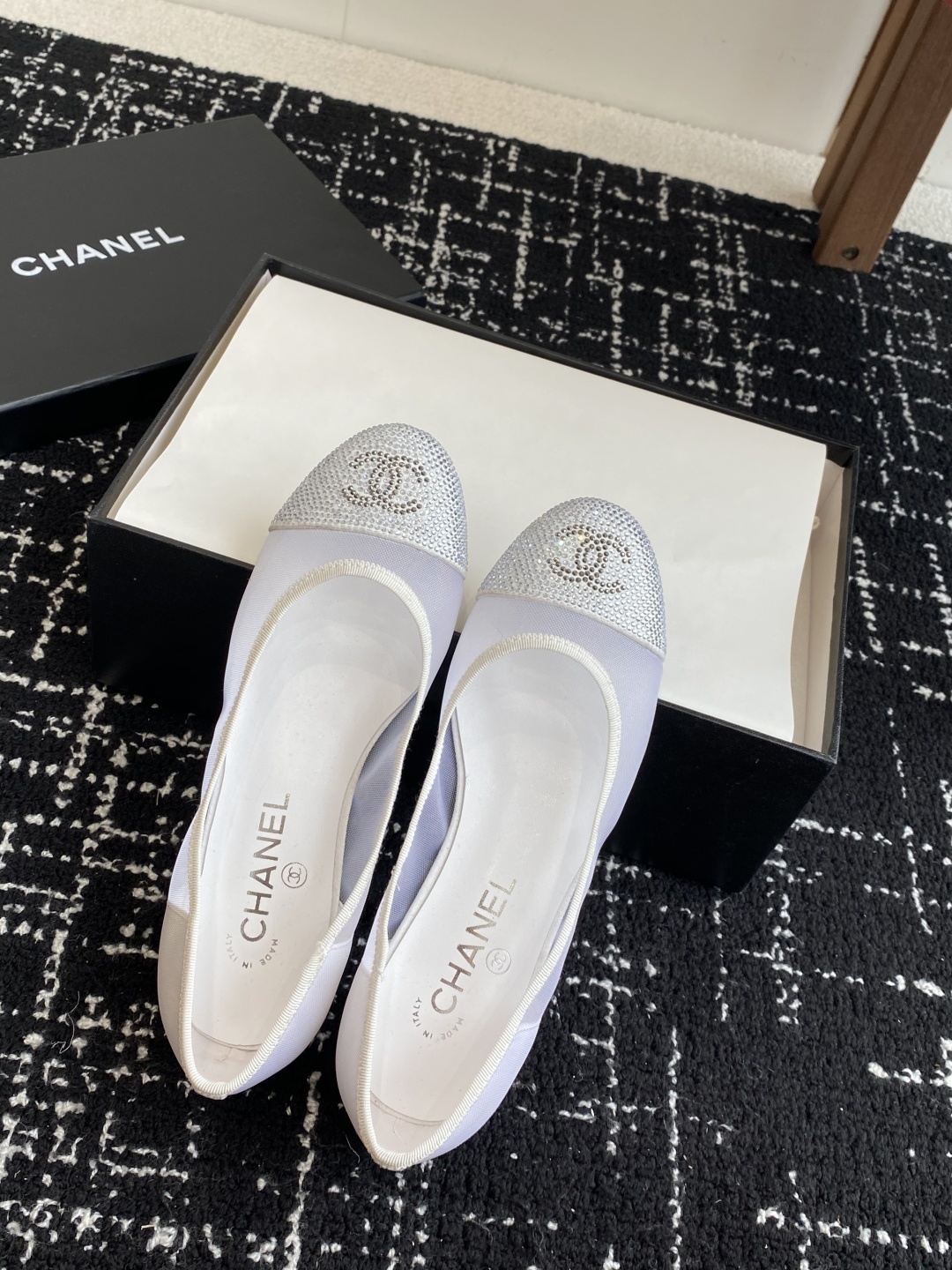 代购级
CHANEL小香 25ss 春夏鞋头 澳钻点缀,芭蕾舞鞋 宛如女神脖子上的项链,上脚包裹性非常好