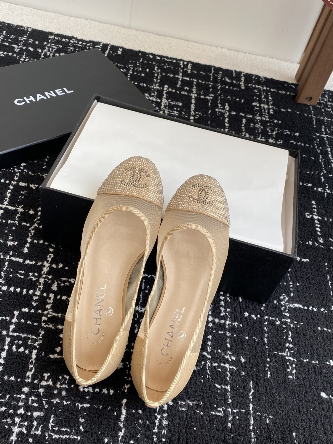 代购级
CHANEL小香 25ss 春夏鞋头 澳钻点缀,芭蕾舞鞋 宛如女神脖子上的项链,上脚包裹性非常好