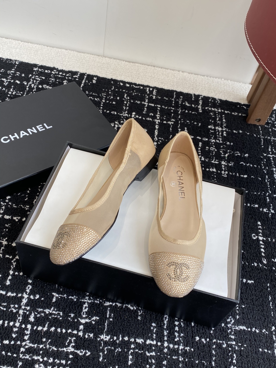代购级
CHANEL小香 25ss 春夏鞋头 澳钻点缀,芭蕾舞鞋 宛如女神脖子上的项链,上脚包裹性非常好