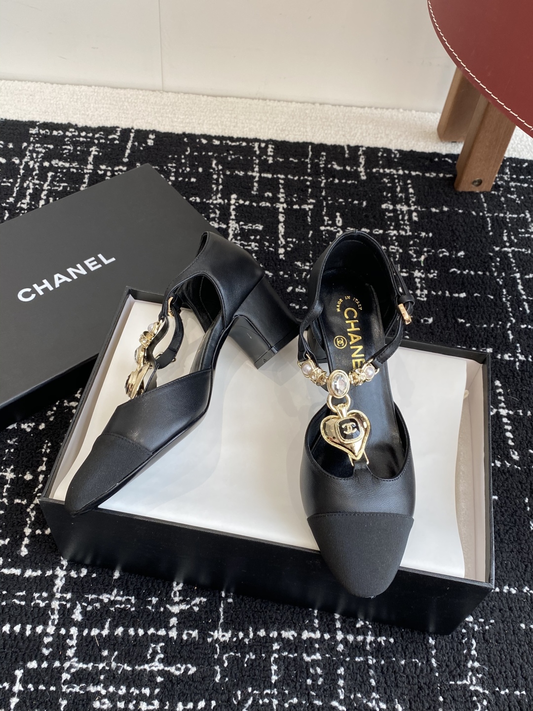 代购级
CHANEL小香 25ss 早春新款 粗跟玛丽珍单鞋，复古法式优雅感，高级感十足 

香奶奶菱格