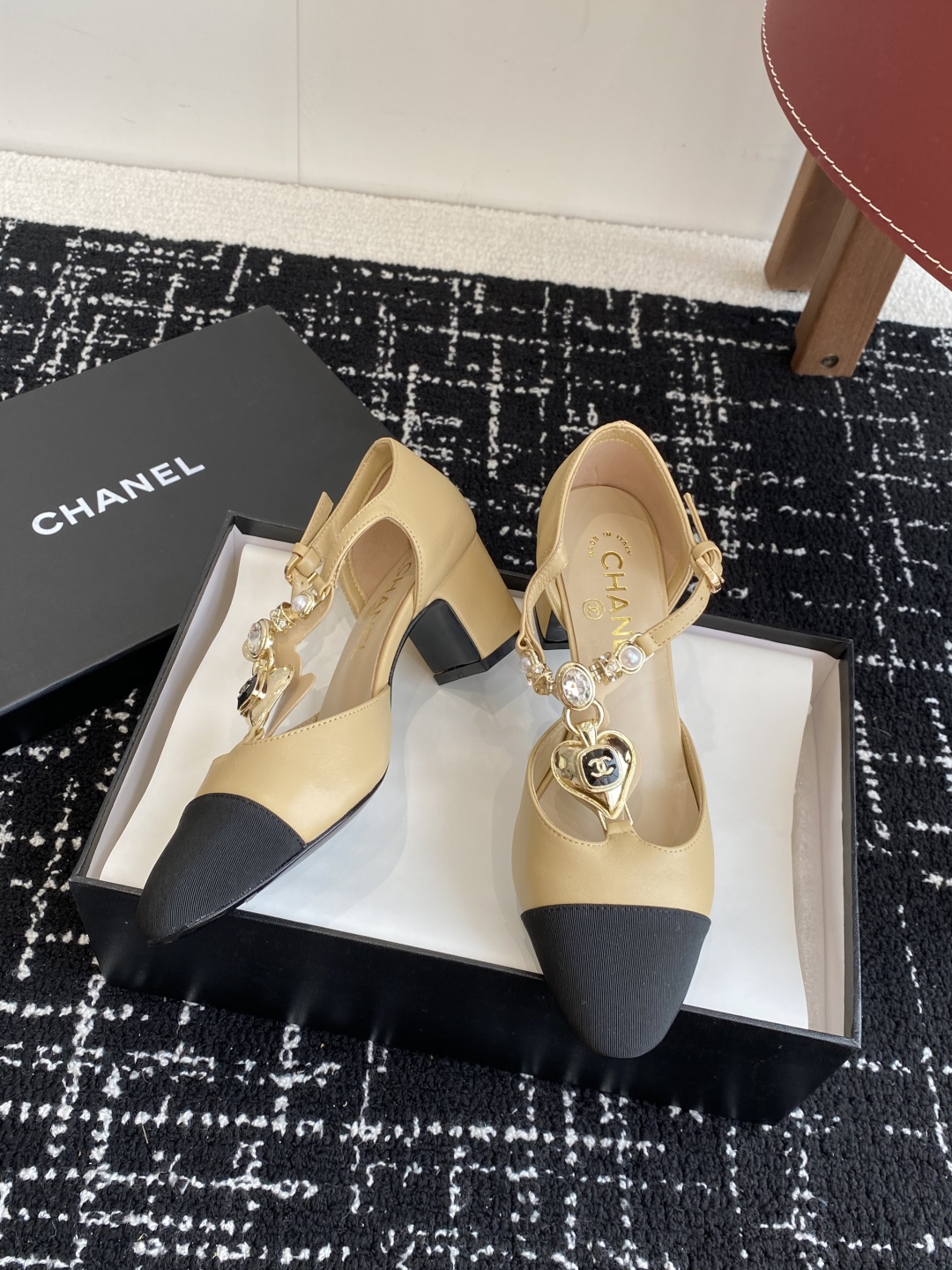 代购级
CHANEL小香 25ss 早春新款 粗跟玛丽珍单鞋，复古法式优雅感，高级感十足 

香奶奶菱格