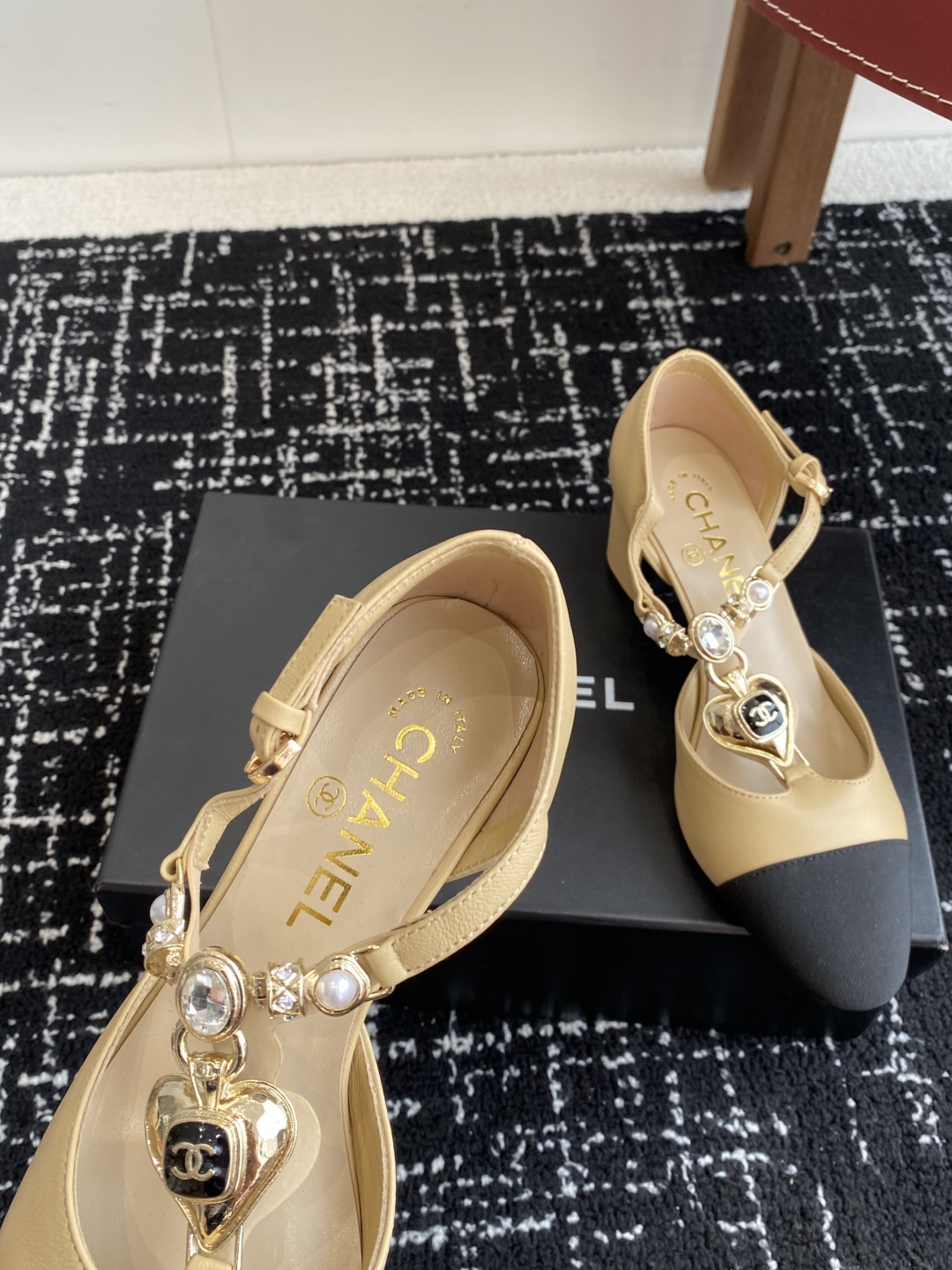 代购级
CHANEL小香 25ss 早春新款 粗跟玛丽珍单鞋，复古法式优雅感，高级感十足 

香奶奶菱格