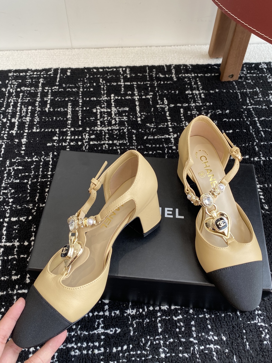 代购级
CHANEL小香 25ss 早春新款 粗跟玛丽珍单鞋，复古法式优雅感，高级感十足 

香奶奶菱格