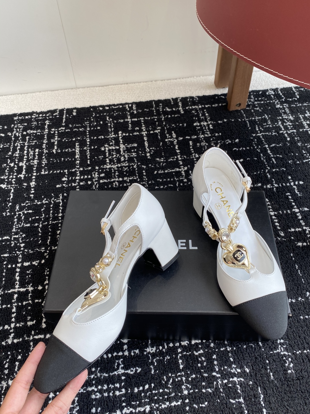 代购级
CHANEL小香 25ss 早春新款 粗跟玛丽珍单鞋，复古法式优雅感，高级感十足 

香奶奶菱格