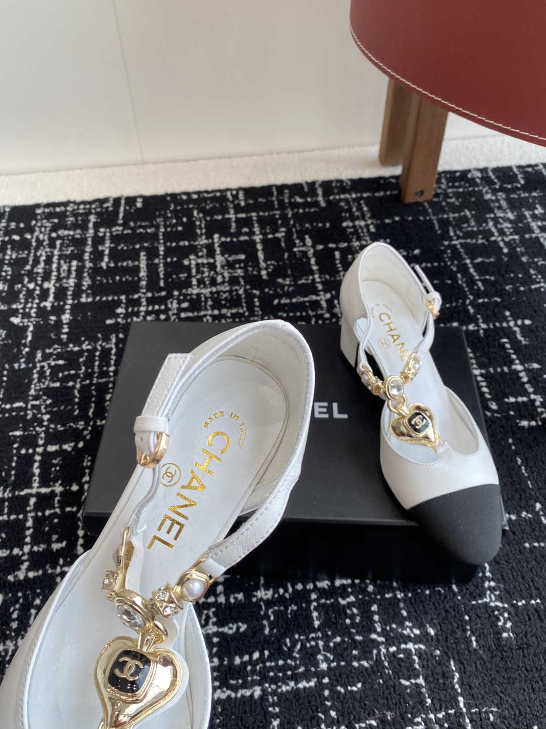 代购级
CHANEL小香 25ss 早春新款 粗跟玛丽珍单鞋，复古法式优雅感，高级感十足 

香奶奶菱格