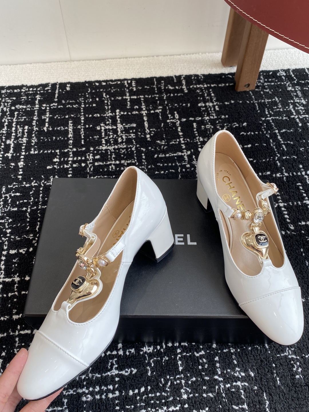 代购级
CHANEL小香 25ss 早春新款 粗跟玛丽珍单鞋，复古法式优雅感，高级感十足 

香奶奶菱格