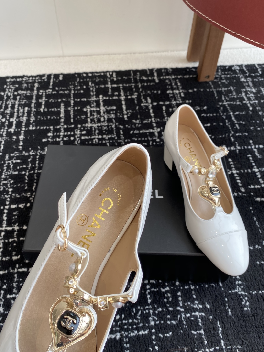 代购级
CHANEL小香 25ss 早春新款 粗跟玛丽珍单鞋，复古法式优雅感，高级感十足 

香奶奶菱格