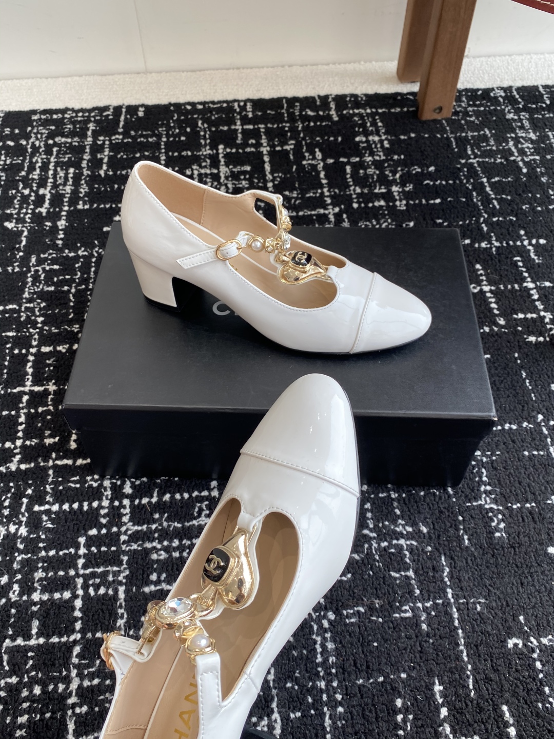 代购级
CHANEL小香 25ss 早春新款 粗跟玛丽珍单鞋，复古法式优雅感，高级感十足 

香奶奶菱格