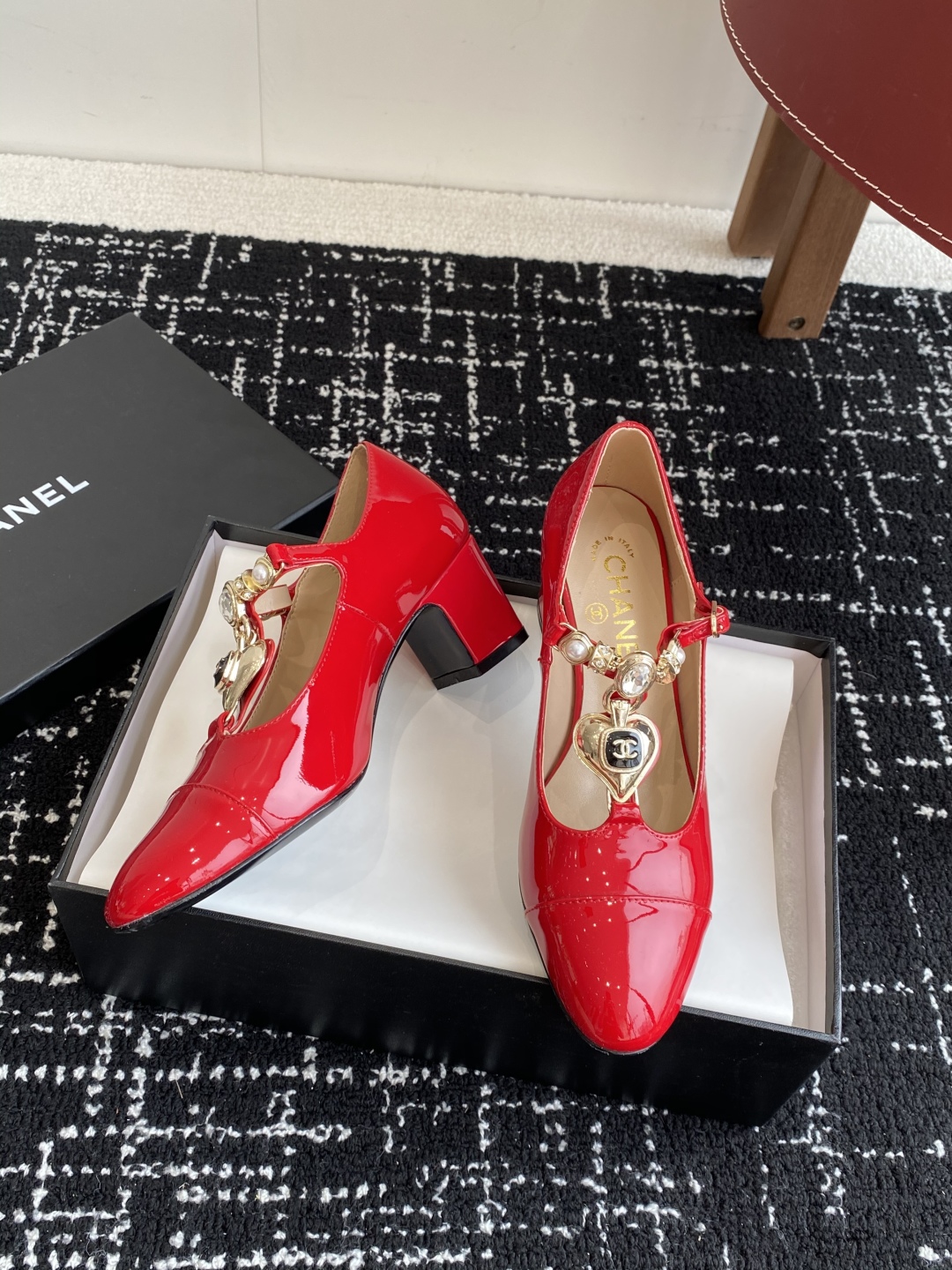 代购级
CHANEL小香 25ss 早春新款 粗跟玛丽珍单鞋，复古法式优雅感，高级感十足 

香奶奶菱格