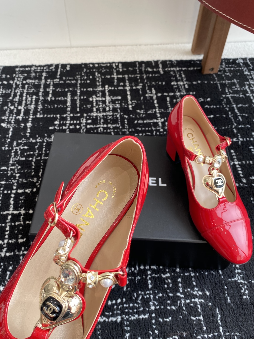 代购级
CHANEL小香 25ss 早春新款 粗跟玛丽珍单鞋，复古法式优雅感，高级感十足 

香奶奶菱格