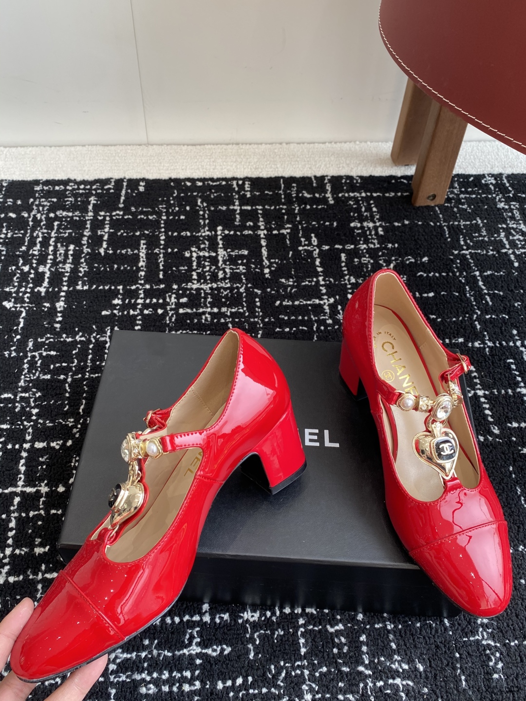 代购级
CHANEL小香 25ss 早春新款 粗跟玛丽珍单鞋，复古法式优雅感，高级感十足 

香奶奶菱格