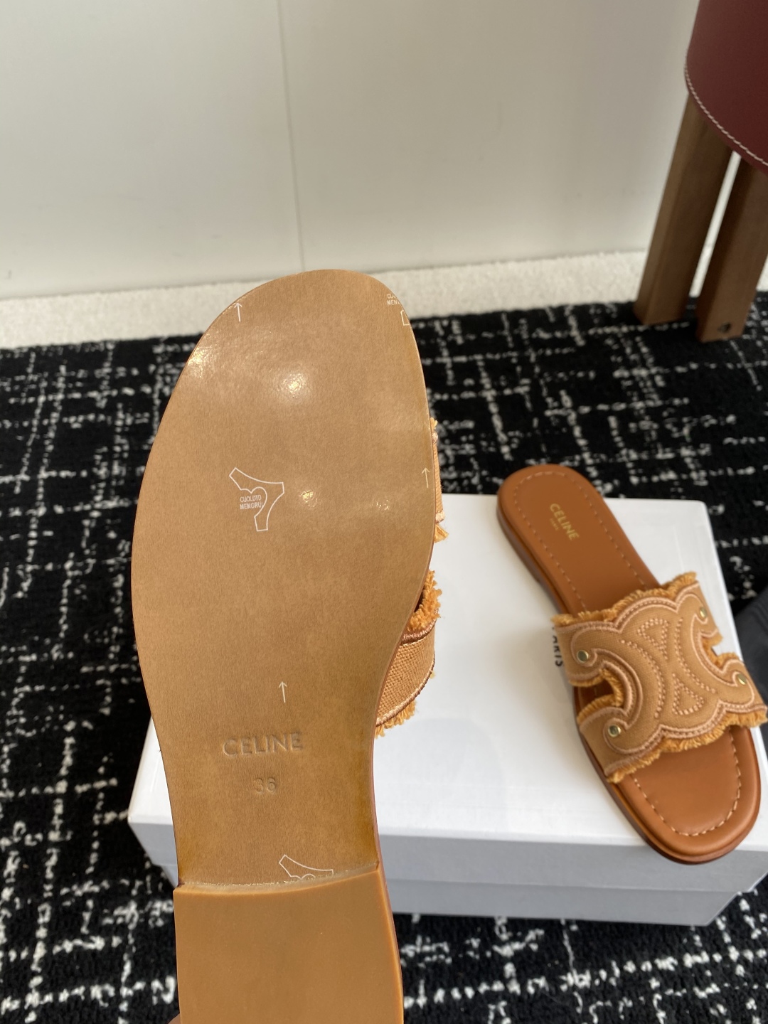 代购级
CELINE塞琳 25ss 春夏新款拖鞋 凯旋门英伦风平底微标拖鞋

简约大气时髦 耐看不过时 