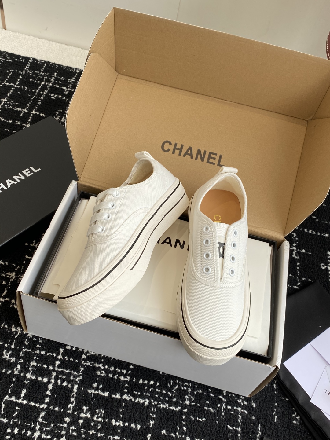 代购级
Chanel小香2025ss最新休闲鞋，目前超级流行的饼干鞋

网红明星小红书狂追热推 发售蠢萌