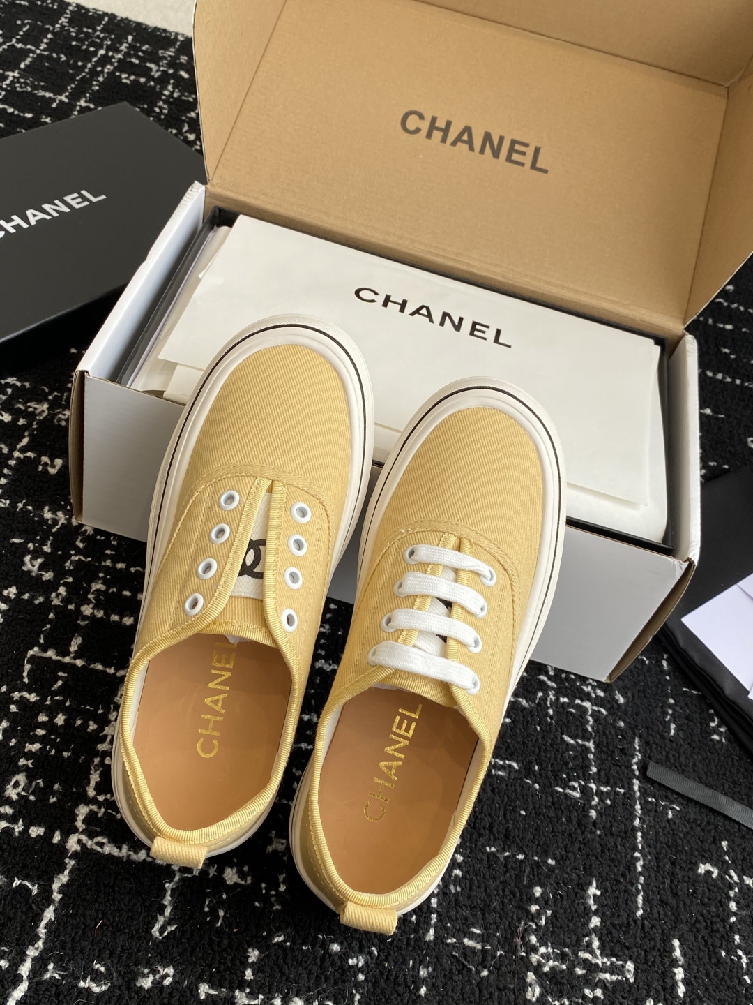 代购级
Chanel小香2025ss最新休闲鞋，目前超级流行的饼干鞋

网红明星小红书狂追热推 发售蠢萌
