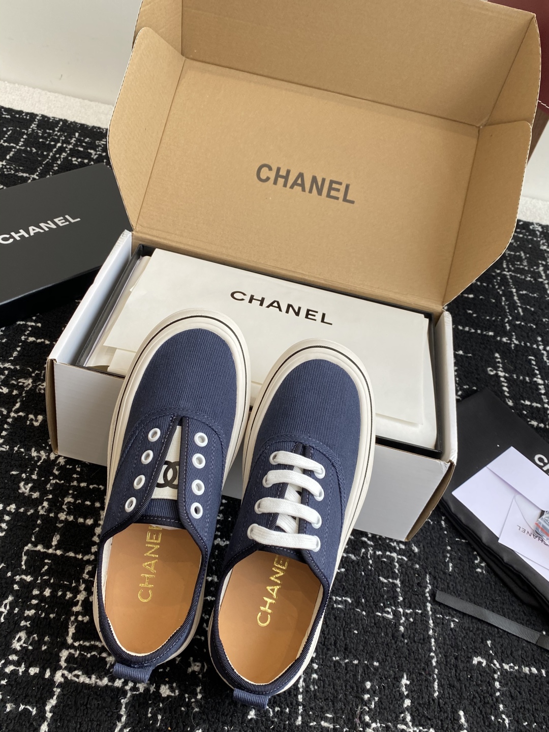 代购级
Chanel小香2025ss最新休闲鞋，目前超级流行的饼干鞋

网红明星小红书狂追热推 发售蠢萌
