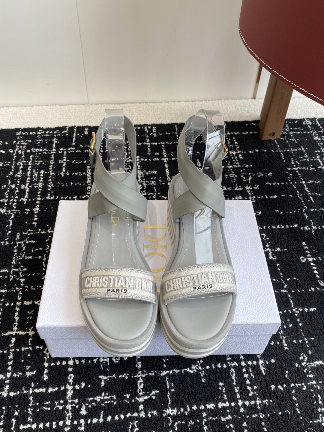 代购级
Dior 迪奥 25ss 春夏新款 IVIETA DWAY  凉鞋

 CD字母logo立体刺绣