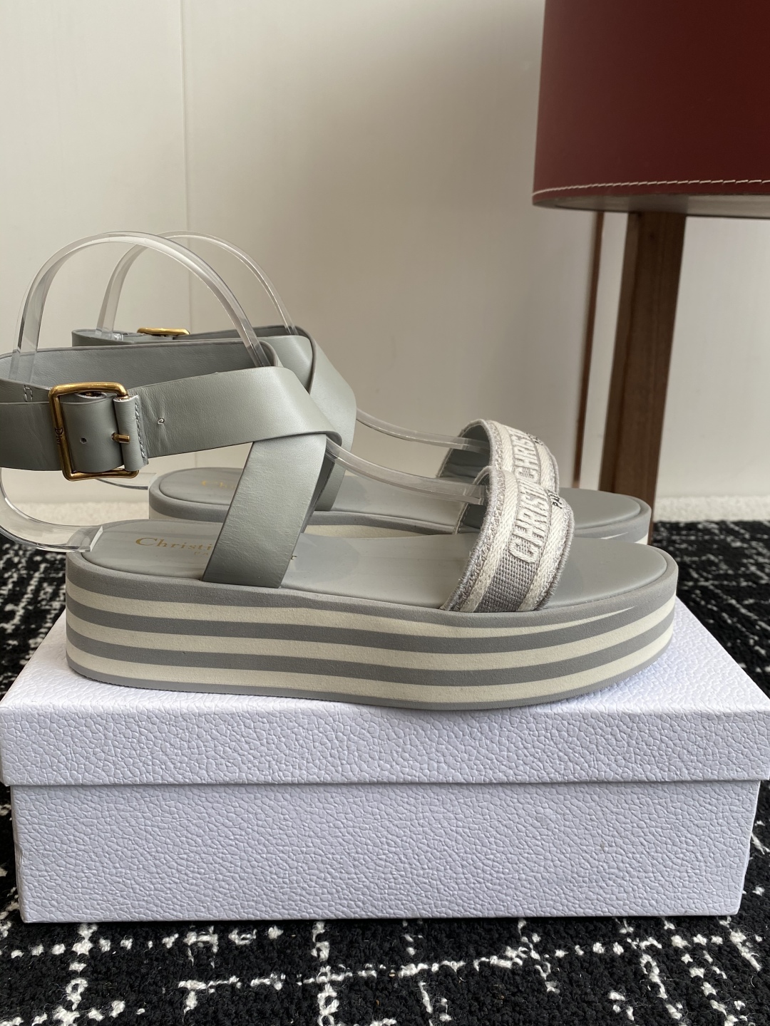 代购级
Dior 迪奥 25ss 春夏新款 IVIETA DWAY  凉鞋

 CD字母logo立体刺绣