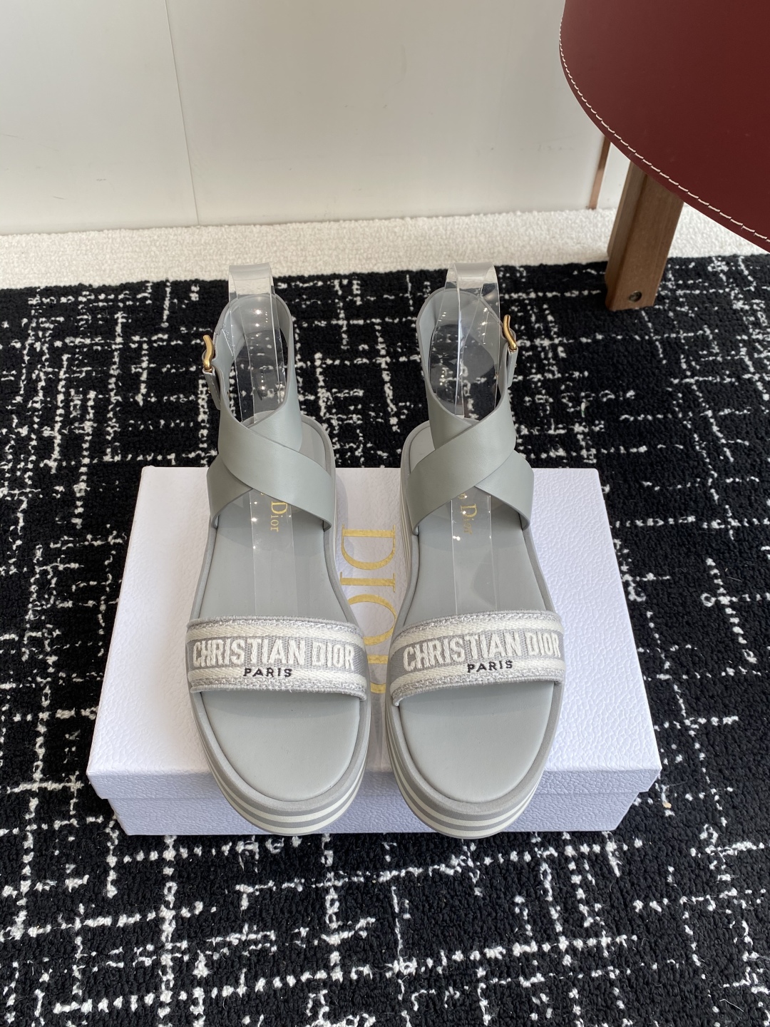 代购级
Dior 迪奥 25ss 春夏新款 IVIETA DWAY  凉鞋

 CD字母logo立体刺绣