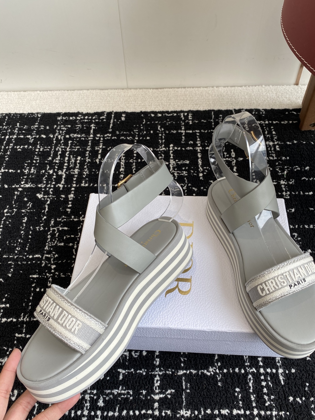 代购级
Dior 迪奥 25ss 春夏新款 IVIETA DWAY  凉鞋

 CD字母logo立体刺绣