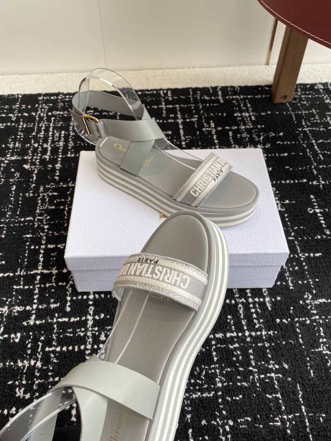 代购级
Dior 迪奥 25ss 春夏新款 IVIETA DWAY  凉鞋

 CD字母logo立体刺绣