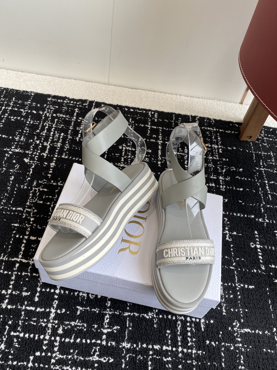代购级
Dior 迪奥 25ss 春夏新款 IVIETA DWAY  凉鞋

 CD字母logo立体刺绣