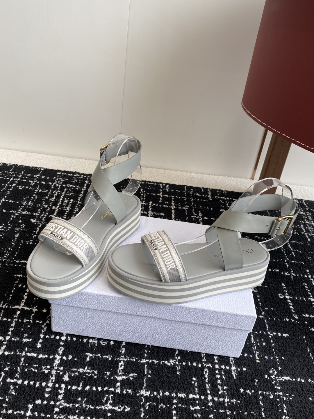 代购级
Dior 迪奥 25ss 春夏新款 IVIETA DWAY  凉鞋

 CD字母logo立体刺绣