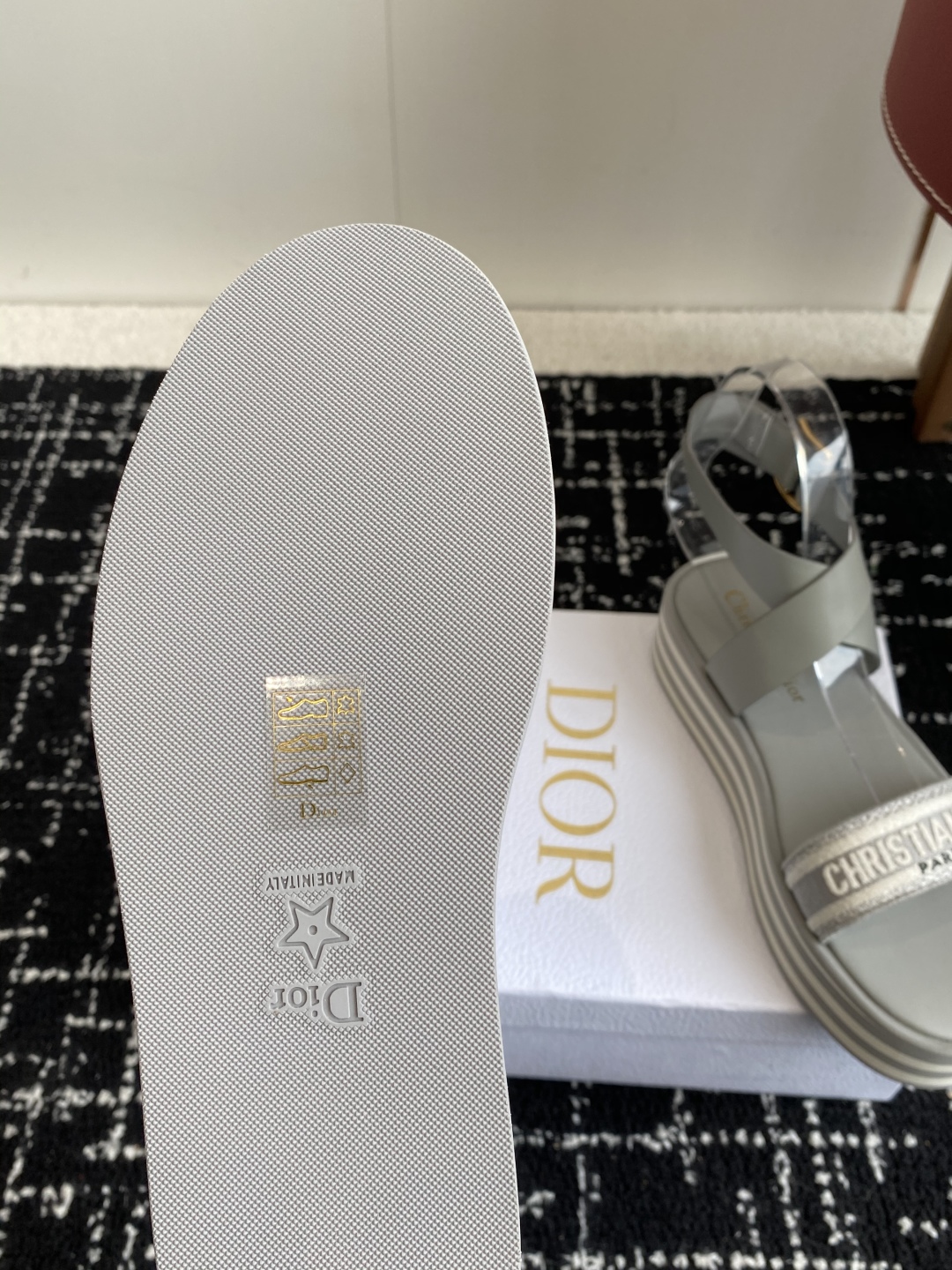代购级
Dior 迪奥 25ss 春夏新款 IVIETA DWAY  凉鞋

 CD字母logo立体刺绣