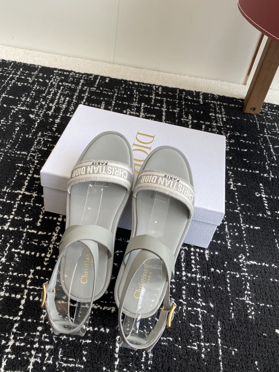 代购级
Dior 迪奥 25ss 春夏新款 IVIETA DWAY  凉鞋

 CD字母logo立体刺绣