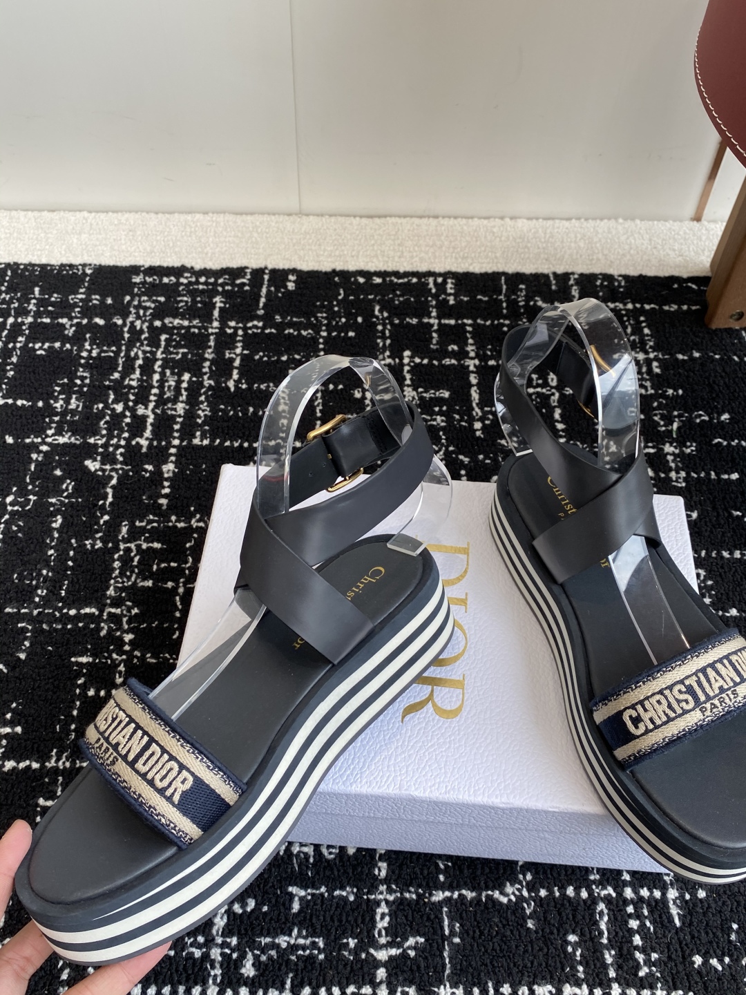 代购级
Dior 迪奥 25ss 春夏新款 IVIETA DWAY  凉鞋

 CD字母logo立体刺绣