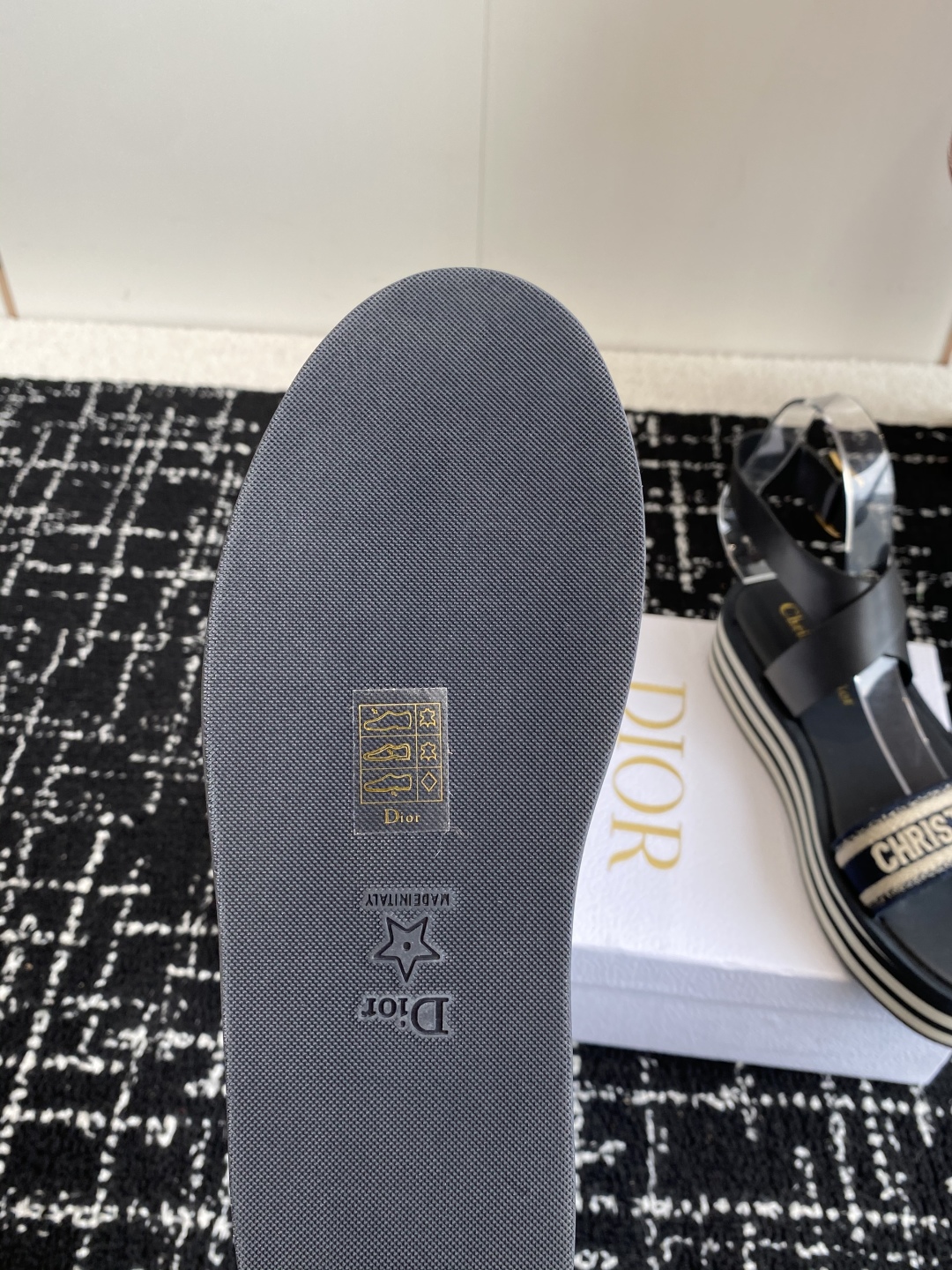 代购级
Dior 迪奥 25ss 春夏新款 IVIETA DWAY  凉鞋

 CD字母logo立体刺绣