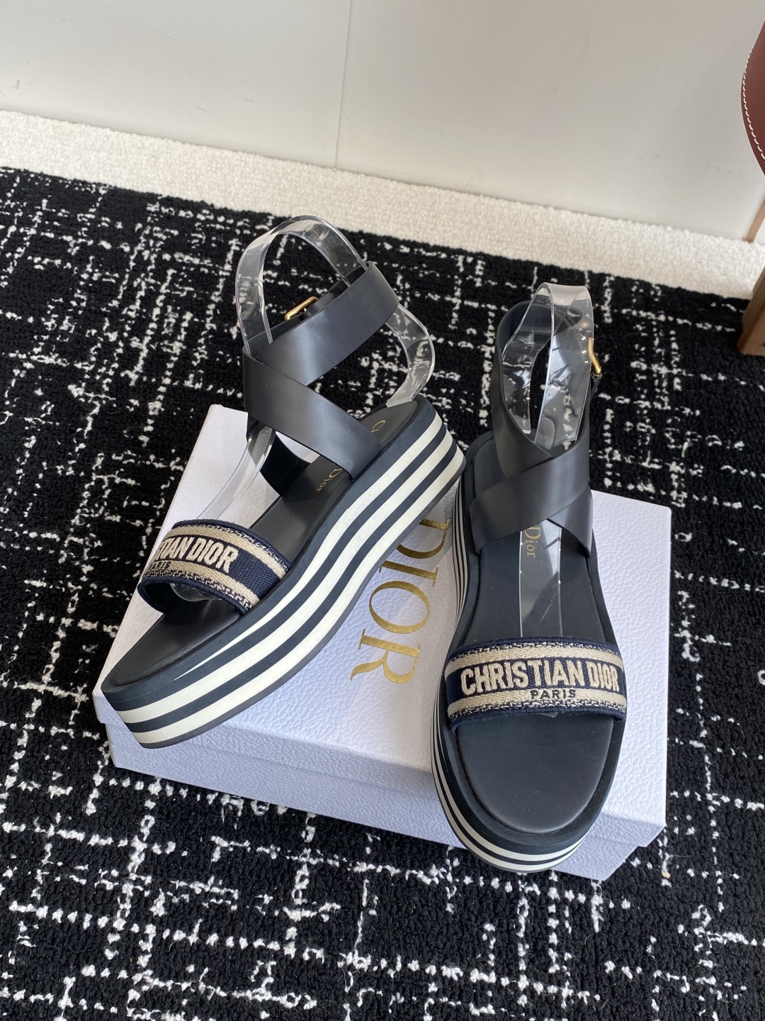 代购级
Dior 迪奥 25ss 春夏新款 IVIETA DWAY  凉鞋

 CD字母logo立体刺绣
