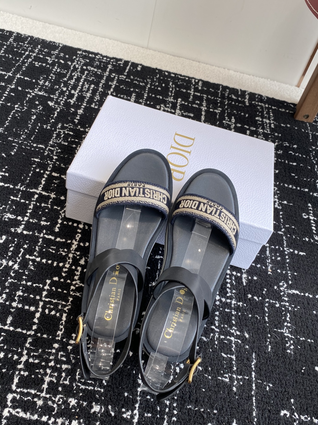 代购级
Dior 迪奥 25ss 春夏新款 IVIETA DWAY  凉鞋

 CD字母logo立体刺绣