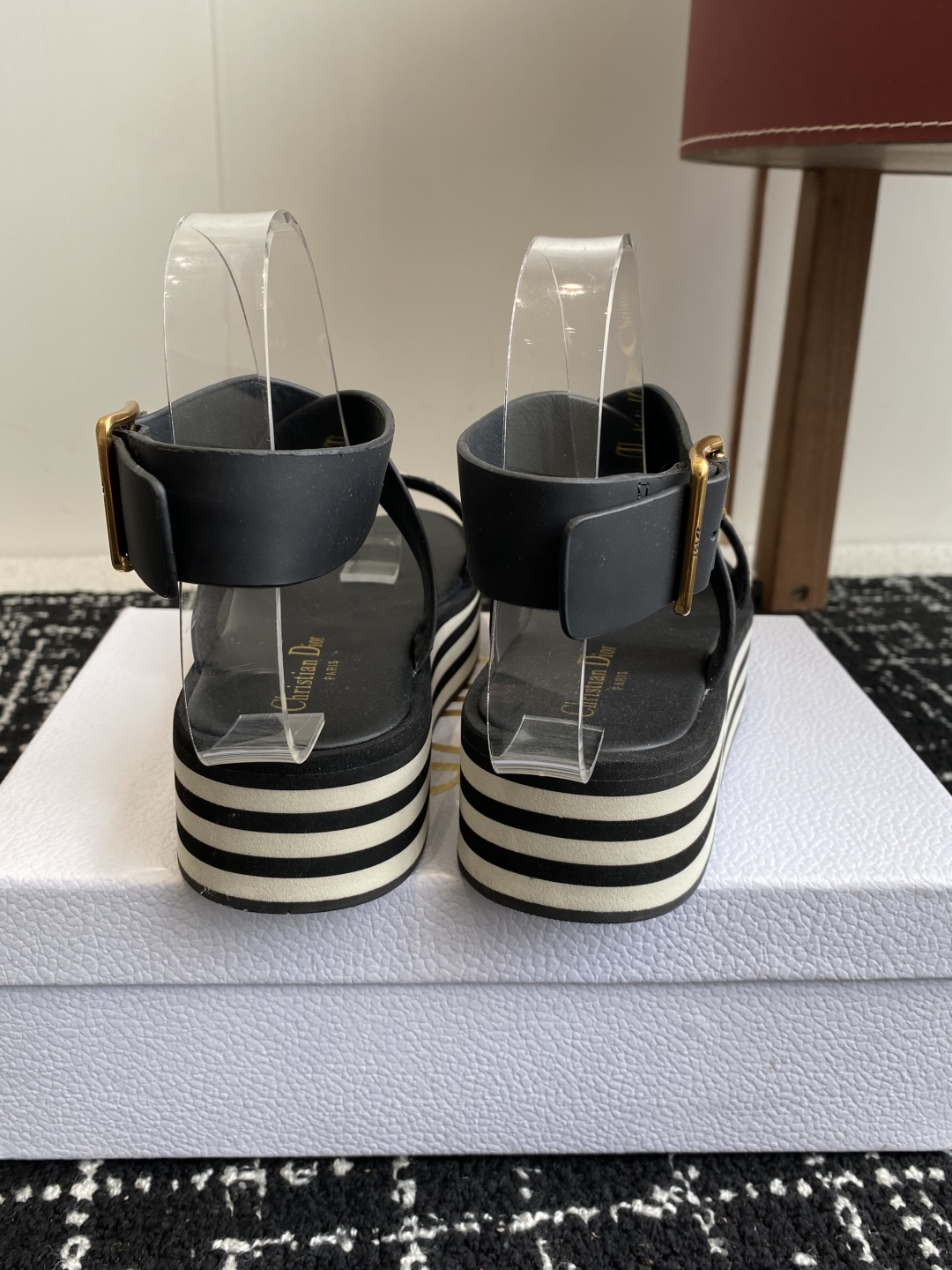 代购级
Dior 迪奥 25ss 春夏新款 IVIETA DWAY  凉鞋

 CD字母logo立体刺绣
