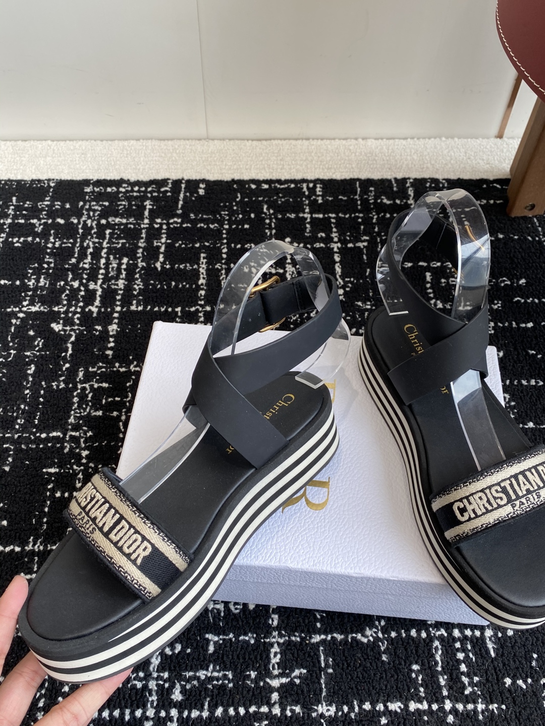 代购级
Dior 迪奥 25ss 春夏新款 IVIETA DWAY  凉鞋

 CD字母logo立体刺绣