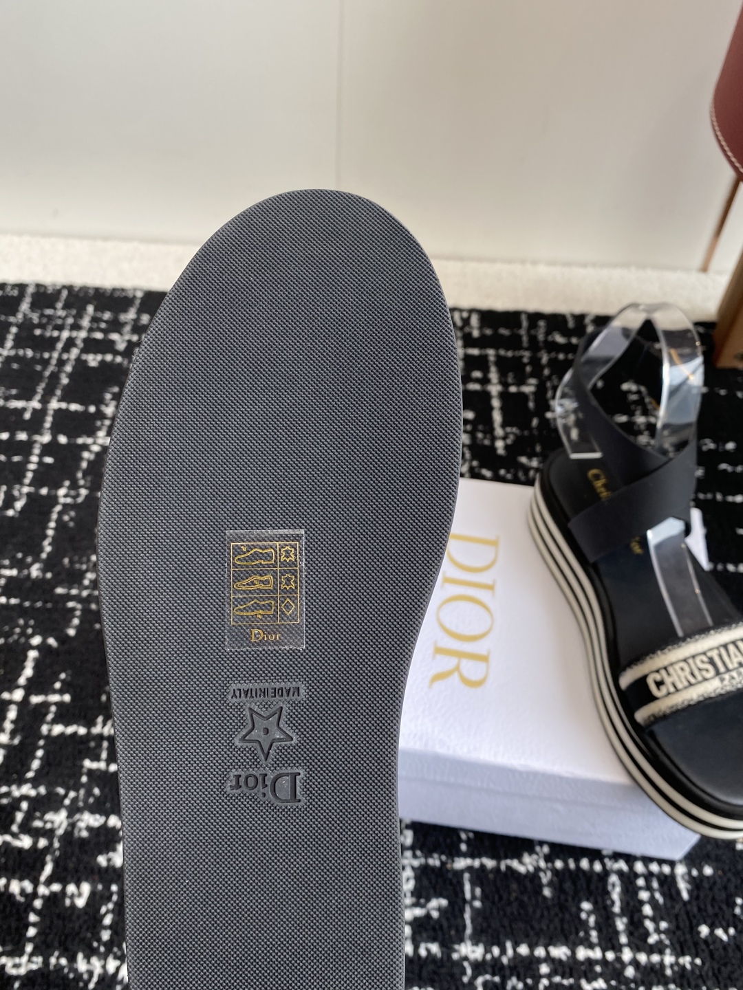 代购级
Dior 迪奥 25ss 春夏新款 IVIETA DWAY  凉鞋

 CD字母logo立体刺绣