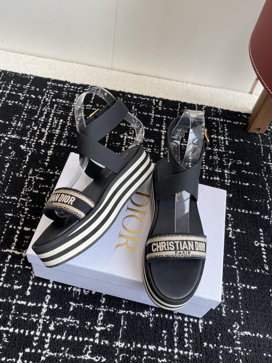 代购级
Dior 迪奥 25ss 春夏新款 IVIETA DWAY  凉鞋

 CD字母logo立体刺绣
