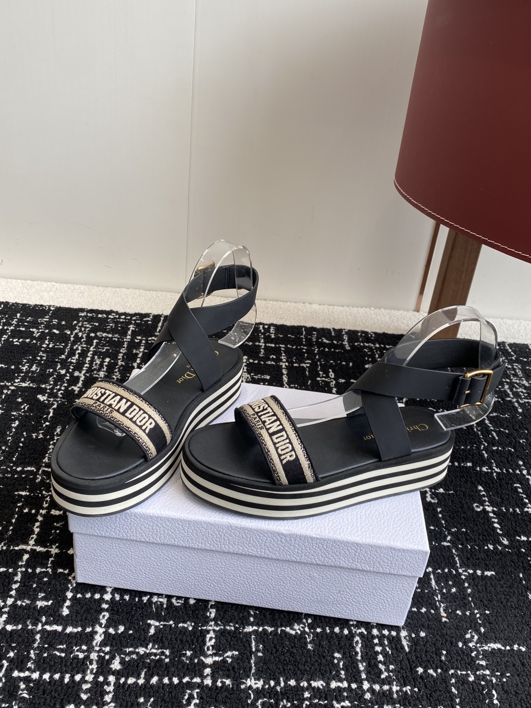 代购级
Dior 迪奥 25ss 春夏新款 IVIETA DWAY  凉鞋

 CD字母logo立体刺绣