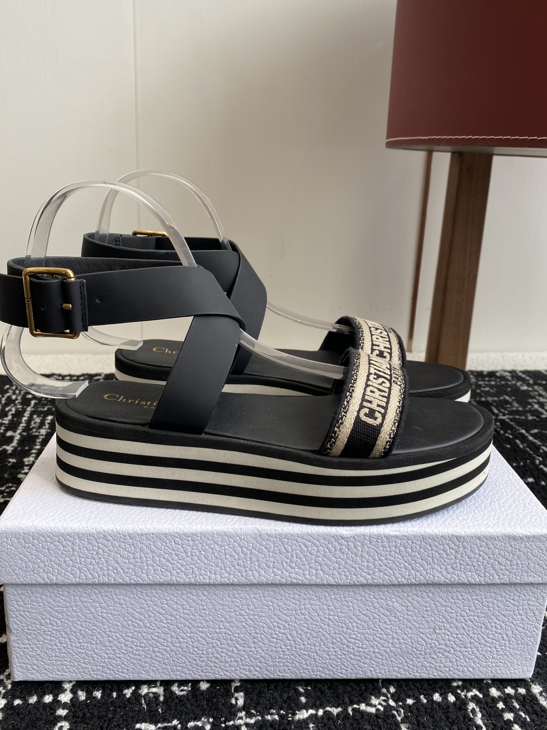 代购级
Dior 迪奥 25ss 春夏新款 IVIETA DWAY  凉鞋

 CD字母logo立体刺绣