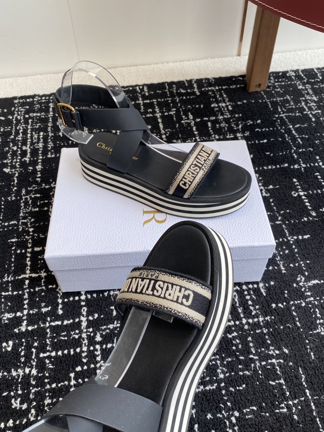 代购级
Dior 迪奥 25ss 春夏新款 IVIETA DWAY  凉鞋

 CD字母logo立体刺绣