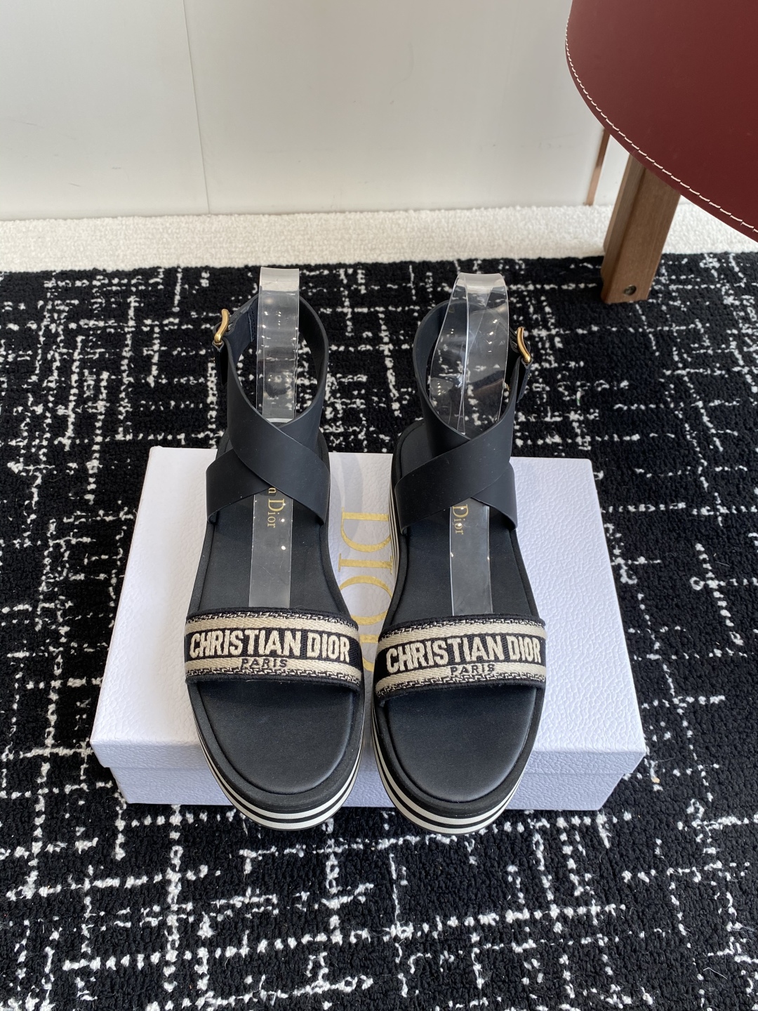 代购级
Dior 迪奥 25ss 春夏新款 IVIETA DWAY  凉鞋

 CD字母logo立体刺绣
