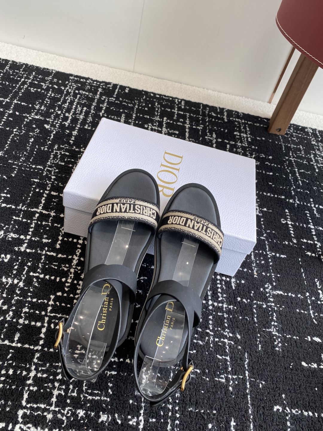 代购级
Dior 迪奥 25ss 春夏新款 IVIETA DWAY  凉鞋

 CD字母logo立体刺绣