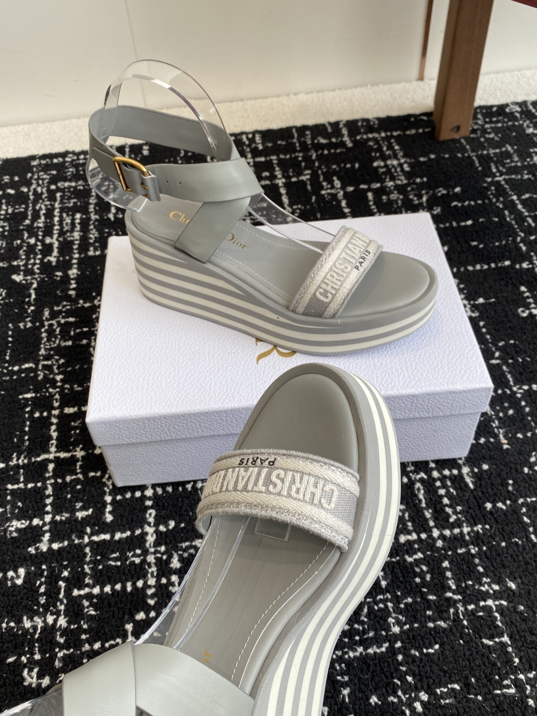 代购级
Dior 迪奥 25ss 春夏新款 IVIETA DWAY  凉鞋

 CD字母logo立体刺绣