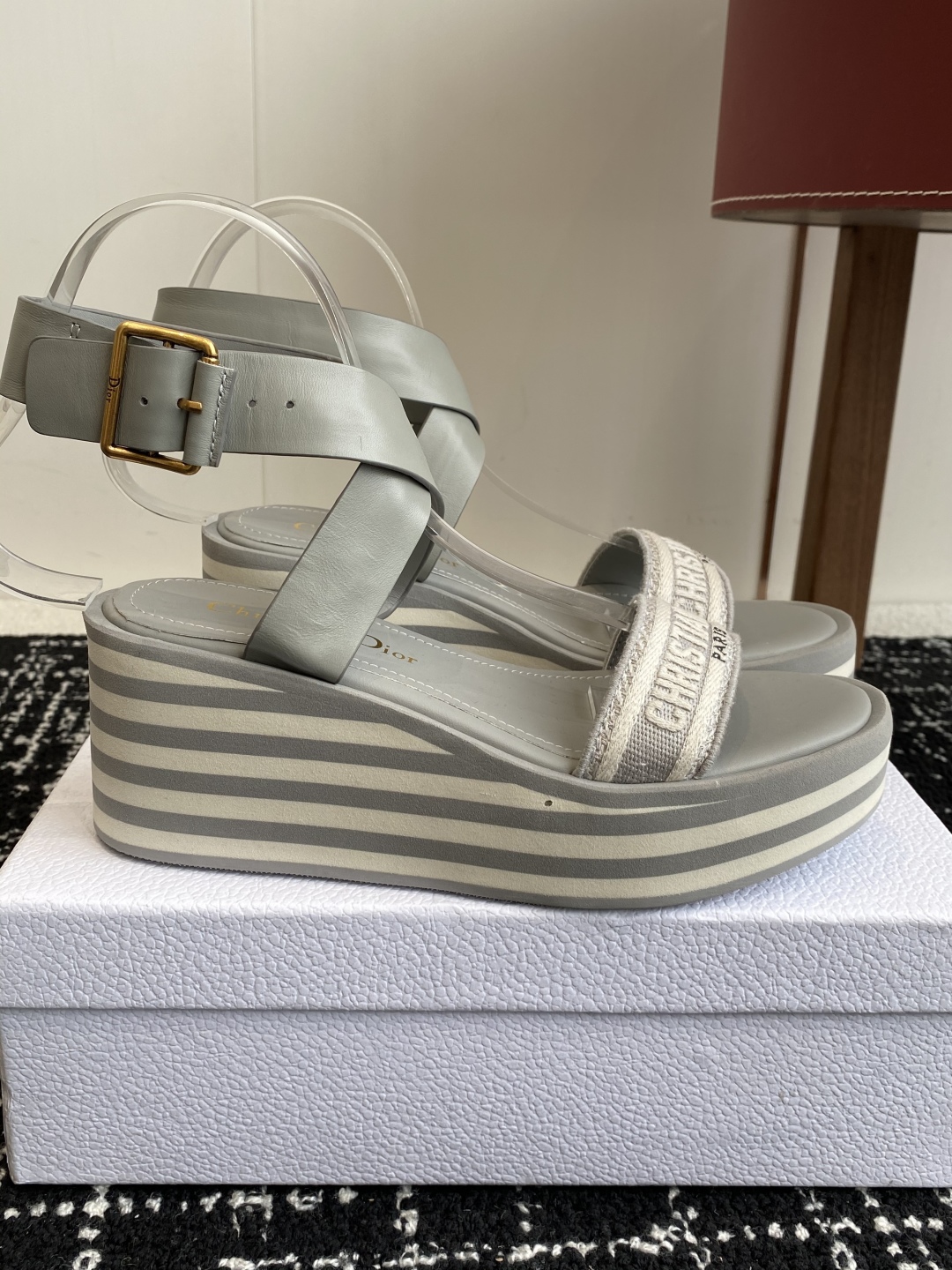 代购级
Dior 迪奥 25ss 春夏新款 IVIETA DWAY  凉鞋

 CD字母logo立体刺绣