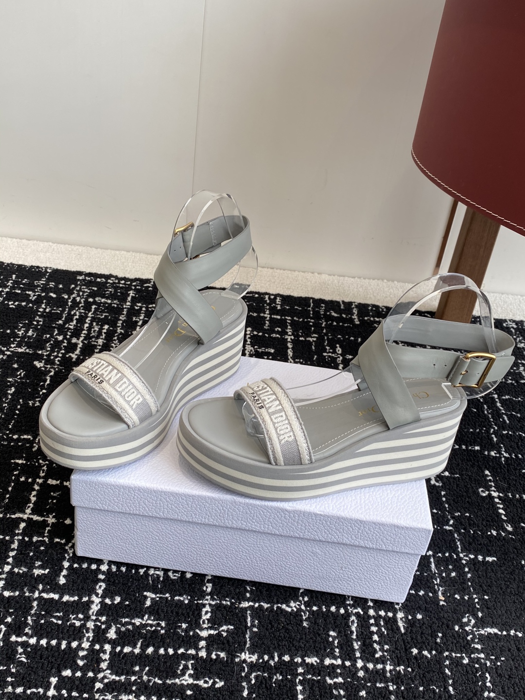 代购级
Dior 迪奥 25ss 春夏新款 IVIETA DWAY  凉鞋

 CD字母logo立体刺绣
