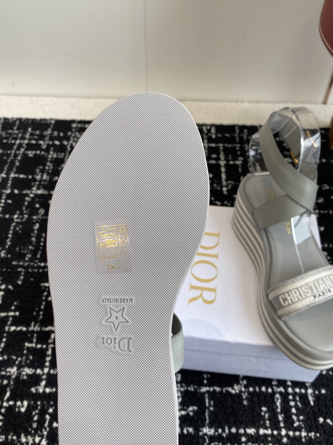 代购级
Dior 迪奥 25ss 春夏新款 IVIETA DWAY  凉鞋

 CD字母logo立体刺绣
