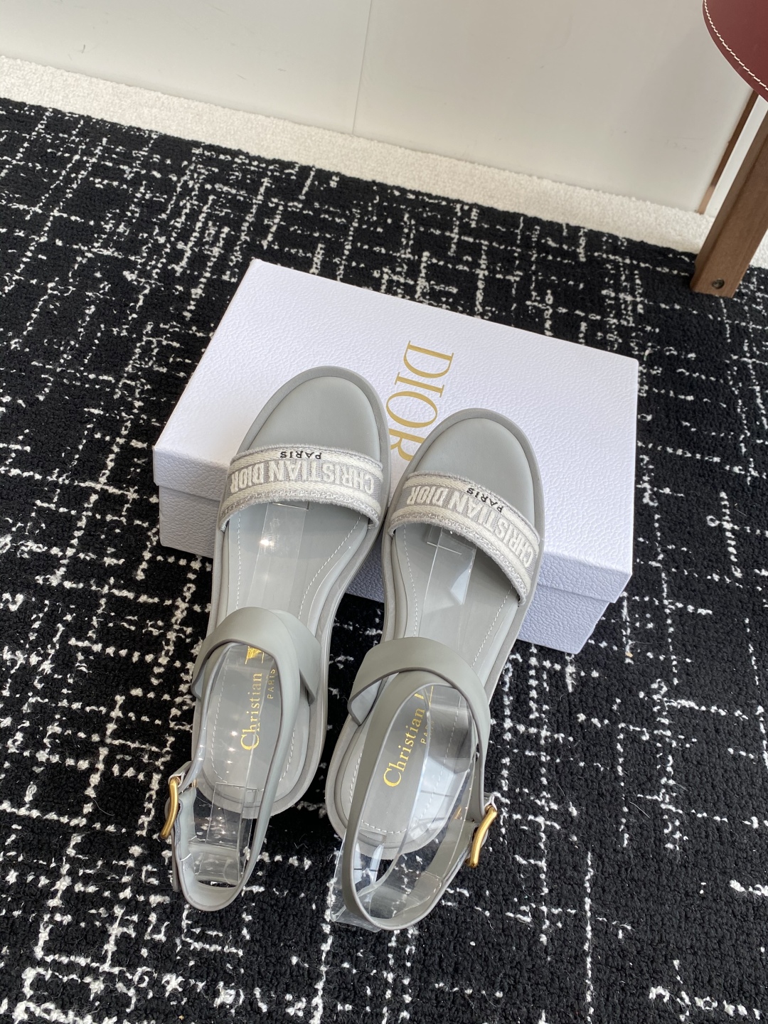 代购级
Dior 迪奥 25ss 春夏新款 IVIETA DWAY  凉鞋

 CD字母logo立体刺绣