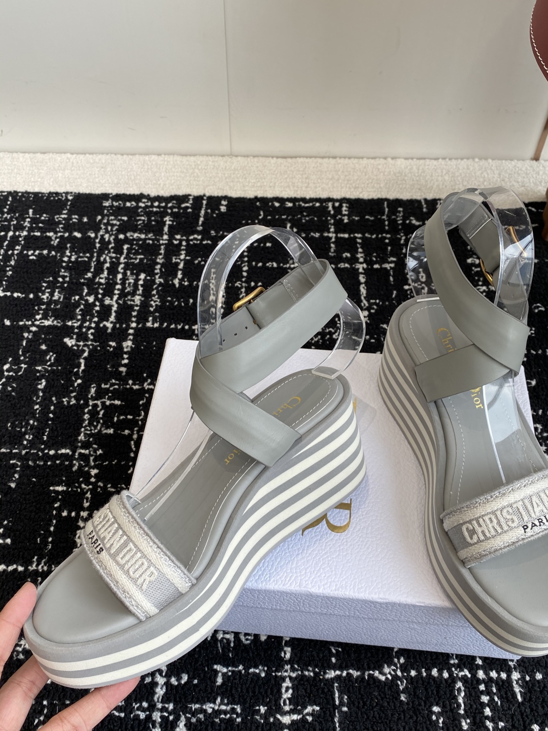 代购级
Dior 迪奥 25ss 春夏新款 IVIETA DWAY  凉鞋

 CD字母logo立体刺绣