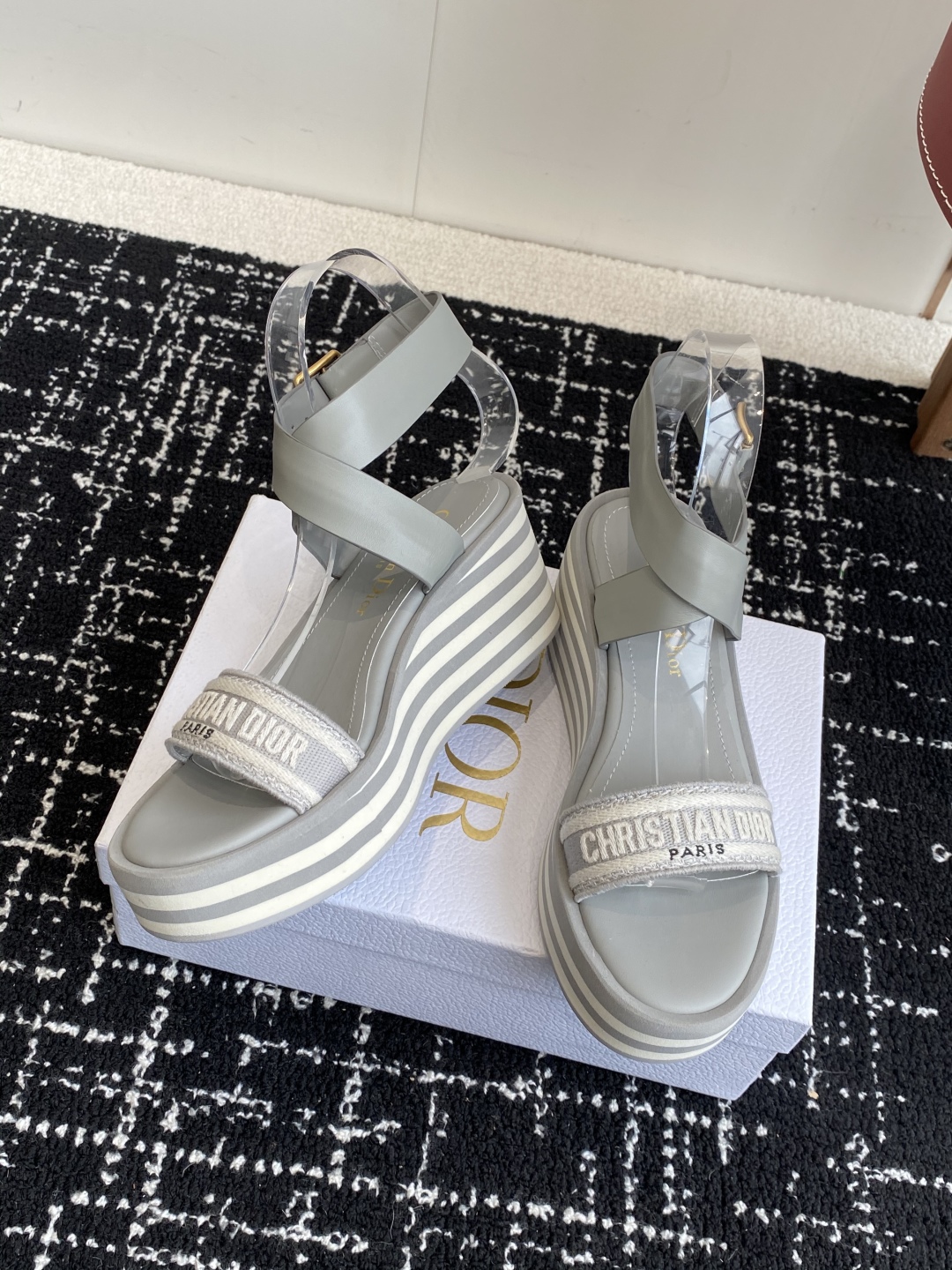 代购级
Dior 迪奥 25ss 春夏新款 IVIETA DWAY  凉鞋

 CD字母logo立体刺绣